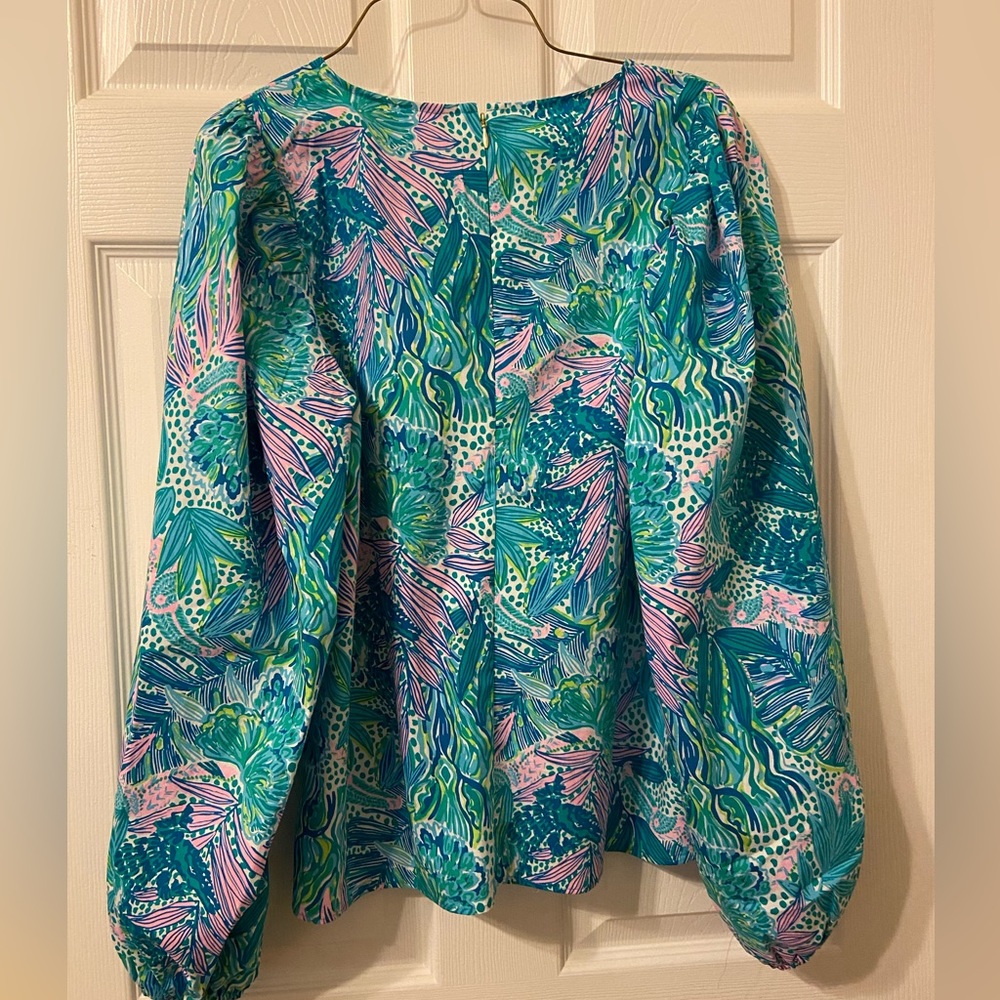 A size large Lily Pulitzer top in Botanical Green Holiday in the Sun print